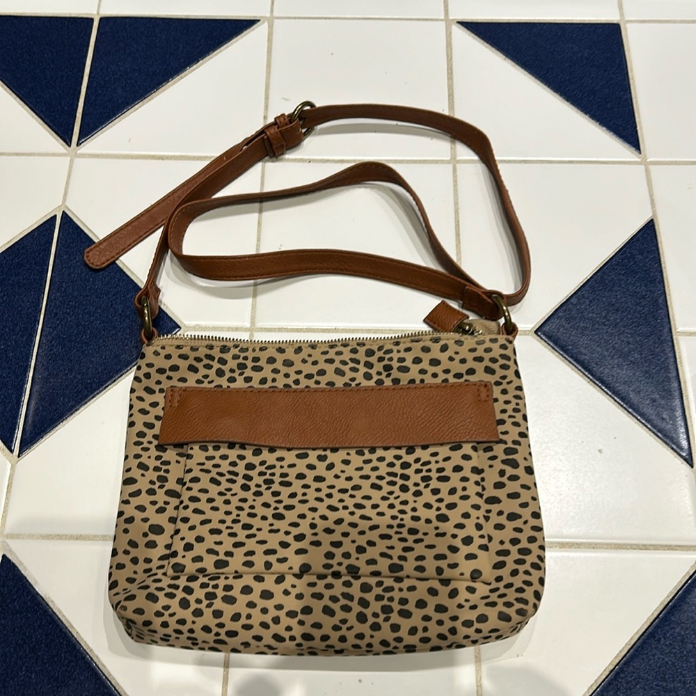 Universal thread cross body bag